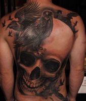 czaszka i kruk - duże tatuaże na plecach