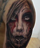 zakrwawiona twarz tatuaż