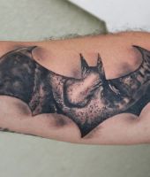 Batman logo na ręce tatuaż