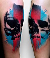 czaszka pomalowana na czerwono i niebiesko