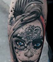tatuaż z twarzą wytatuowaną henną