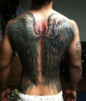 mężczyzna ze skrzydłami - tatuaż na plecach