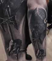 kruk z kobietą - tatuaż na ręce