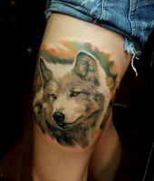 tatuaż z wilkiem na udzie