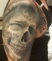 czaszka demon tatuaż na ramieniu