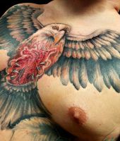 orzeł tatuaż na klatce piersiowej mężczyzny