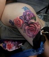 tatuaże róże na biodrze
