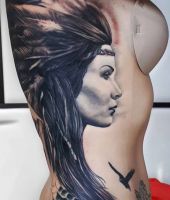 indianka kobieta tatuaż na żebrach