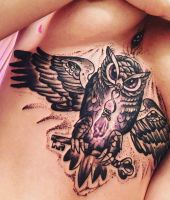 sowa tatuaż na brzuchu dla kobiety