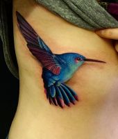 niebieski ptak wytatuowany na żebrach