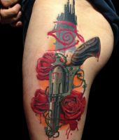 rewolwer z różami - tatuaż na udzie