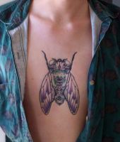 mucha tatuaż na klatce piersiowej