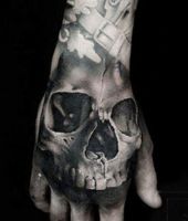 tatuaż z czaszka na dłoni dla faceta