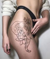 słoń i kwiatek - tatuaż rysunek na biodrze