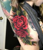 róże tatuaże pod pachą