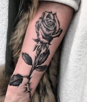róża na ręce - tatuaż dlz dziewczyny