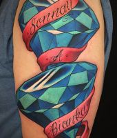 dwa oszlifowane diamenty - tatuaże na ramieniu