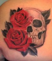 dwie czerwone róże i biała czaszka