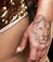 tatuaż z głową lwa na dłoni
