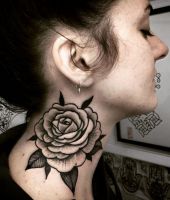róża na szyi - tatuaż dla kobiety
