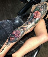 piekny tatuaż na nodze - róże