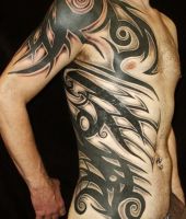 duże tribale tatuaże dla mężczyzny