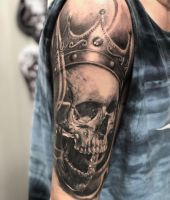 czaszka król korona tatuaż dla mężczyzny