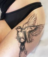 ptak w locie - tatuaż na udzie