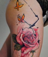 duża róża i małe motylki - tatuaże dla kobiet