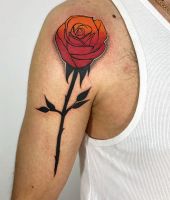 róża na ramieniu dla mężczyzny
