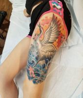 biały ptak tatuaż na udzie