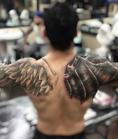 skrzydło anioła i demona - tatuaż w trakcie tatuowania