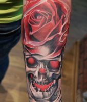 czaszk i róża tatuaż