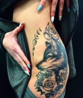 lis i róże tatuaże na biodrze