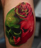 zielono czerwona czaszka i róża