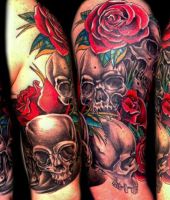 czaszki róże - tatuaże na ramieniu