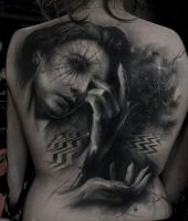 duzy tatuaż z wizerunkiem kobiety na plecach