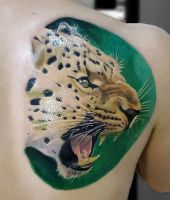 gepard tatuaż na łopatce