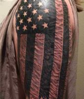 Flaga USA patriotyczny tatuaż na ramieniu