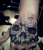 czaszka na pięści tatuaż