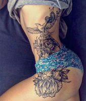 ptak i kwiaty tatuaże na biodro dla kobiety