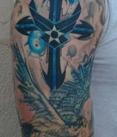 ptak samolot i krzyż tatuaż na ręce