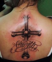 krzyż tatuaż na plecy dla kobiety