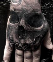czaszka tatuaż na dłoń
