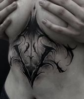 Litera V tatuaż na brzuchu