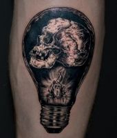 żarówka czaszka tatuaż