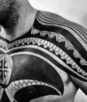 polinezyjski wzór tatuażu na klatce piersiowej
