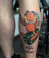 Garfield - tatuaż na łydce