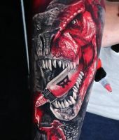 dinozaur tatuaż na ramieniu