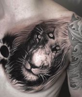 głowa lwa tatuaż na klatce piersiowej